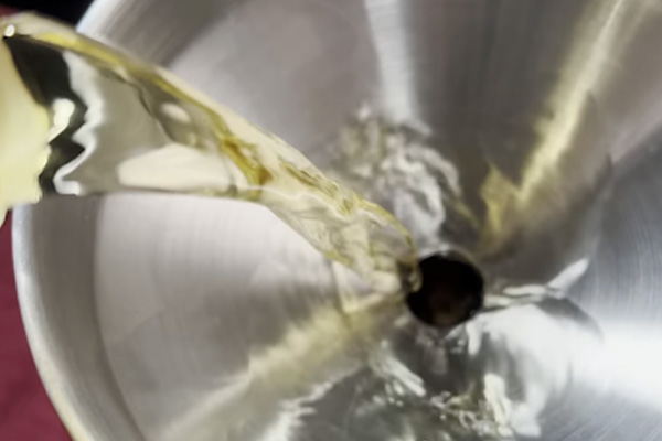 Pouring the juice into the fermenter